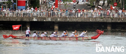  The event received enthusiastic cheers from of the many locals and visitors watching from the riverbank.