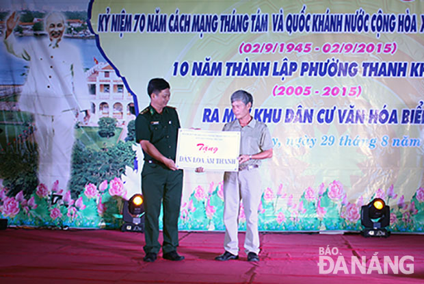 Bộ đội Biên phòng thành phố trao dàn âm thanh cho khu dân cư văn hóa biển Khu vực 4, phường Thanh Khê Tây tại lễ ra mắt khu dân cư.