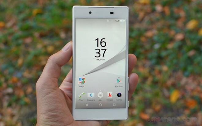 Xperia Z5 vừa được Sony ra mắt tại triển lãm IFA, Berlin, Đức. Model này vẫn có thiết kế OmniBalance truyền thống của dòng Xperia Z với hai mặt kính và khung kim loại vuông vức.