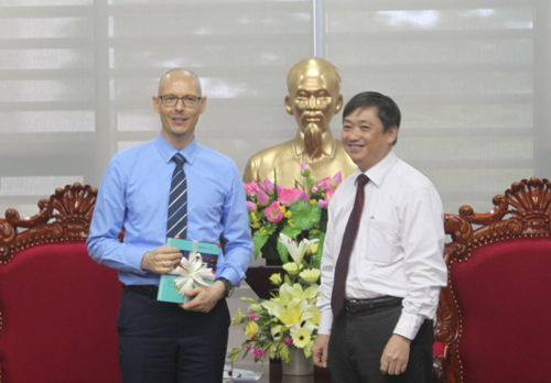 Deputy Consulate General Olaf Malchow (left) and Vice Chairman Dung (Photo: danang.gov.vn)