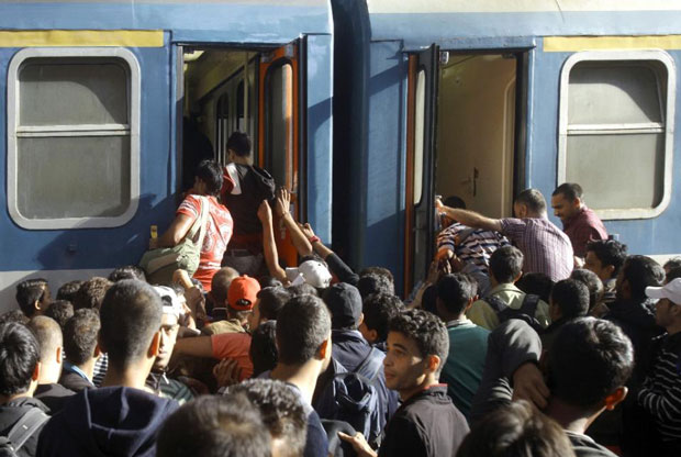 Hàng ngàn người chen nhau lên tàu ở nhà ga Keleti, tại thủ đô Budapest (Hungary).  							            Ảnh: AFP