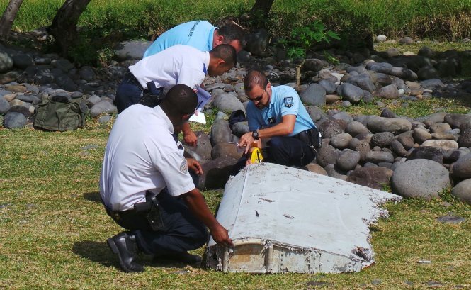 Pháp, Malaysia và Úc xác nhận phần cánh tìm thấy trên đảo Reunion là của MH370 - Ảnh: Reuters