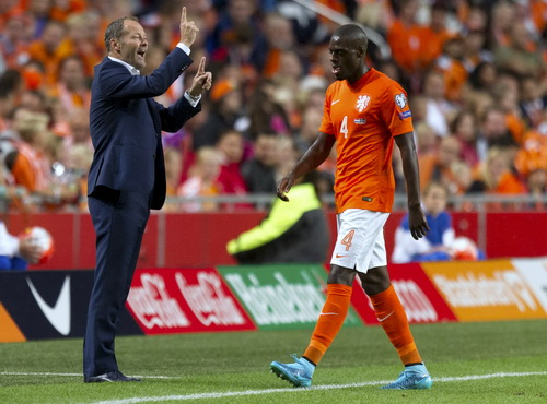 Martins Indi lãnh thẻ đỏ, Hà Lan lâm nguy