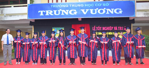 Hiệu trưởng Trường THCS Trưng Vương Nguyễn Tiến Khải trao bằng tốt nghiệp THCS cho học sinh.