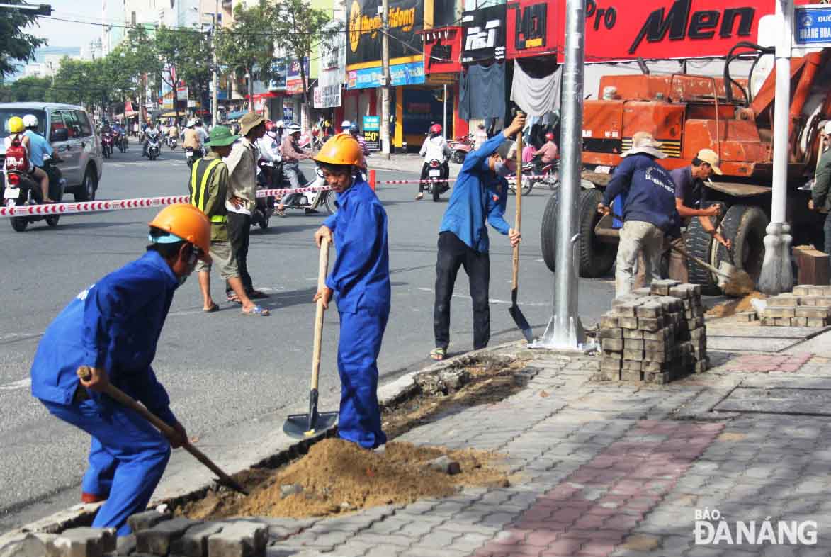 Bó vỉa, vỉa hè được đào lên để thi công các hạng mục thuộc công trình tổ chức khu phố chuyên doanh đường Lê Duẩn.