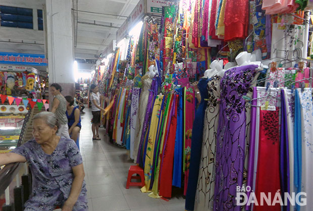 Người bán mòn mỏi chờ người mua là tình cảnh chung của các chủ sạp vải ở chợ Hàn. Ảnh: Q.T