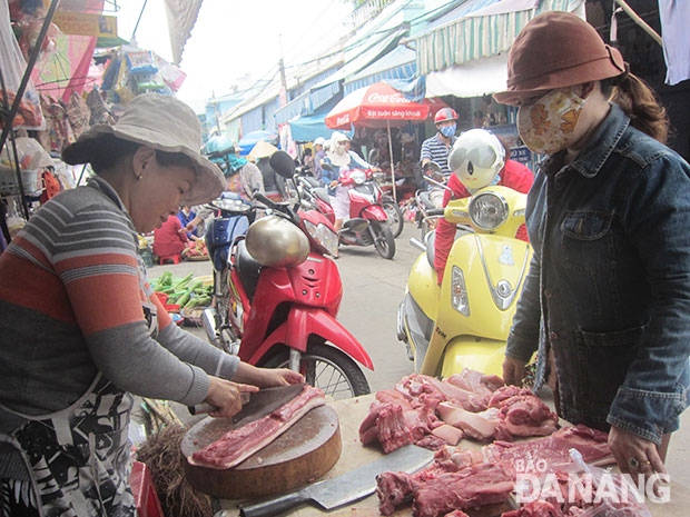 Quầy hàng thịt heo của chị Hiền Đại Lộc ở chợ An Hải Đông. Ảnh: H.N