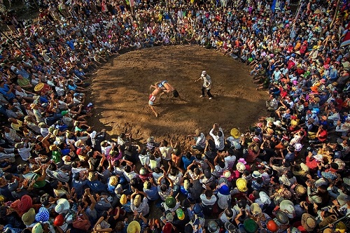  Gold medal winning ‘Hoi Vat Truyen Thong Xa Vu Bon’ (Traditional Wrestling Festival at Vu Bon Commune) by photographer Tran Bao Hoa from Dak Lak Province