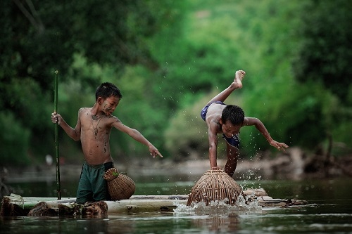   ‘Up Ca’ (Catching Fish) by Nguyen Ngoc Hoa from Gia Lai Province …