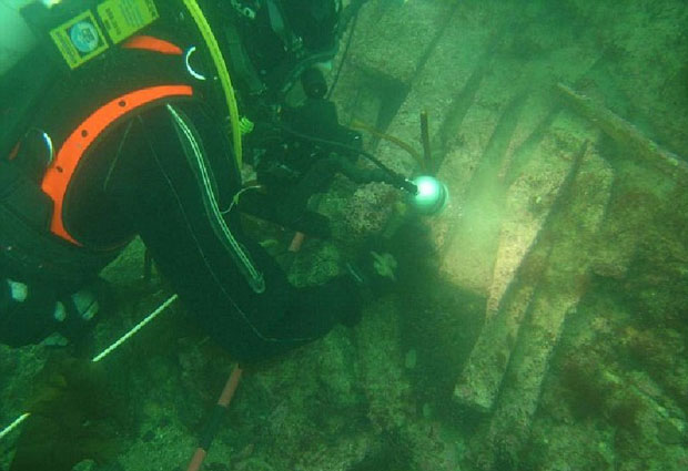 Các chuyên viên lặn tìm dấu vết cuộc sống con người dưới đáy biển.