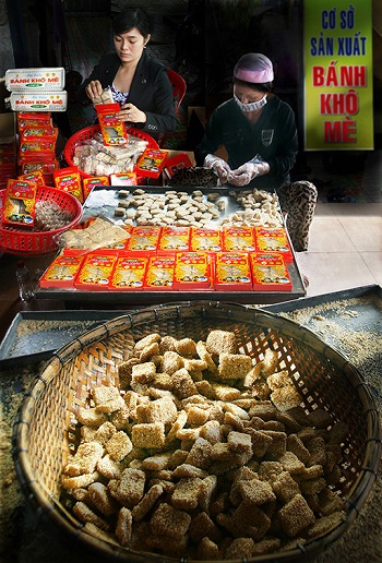  ‘Banh Kho Me’ (Dried Sesame Seed Cakes) by Le Tho 