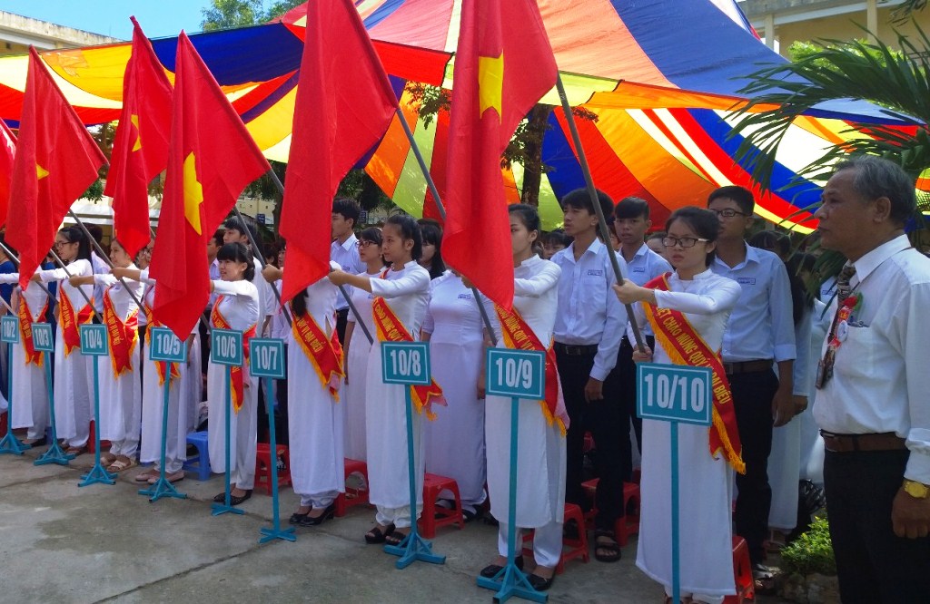 Học sinh lớp10 Nguyễn Thượng Hiền tham gia lễ kỷ niệm 10 năm thành lập trường