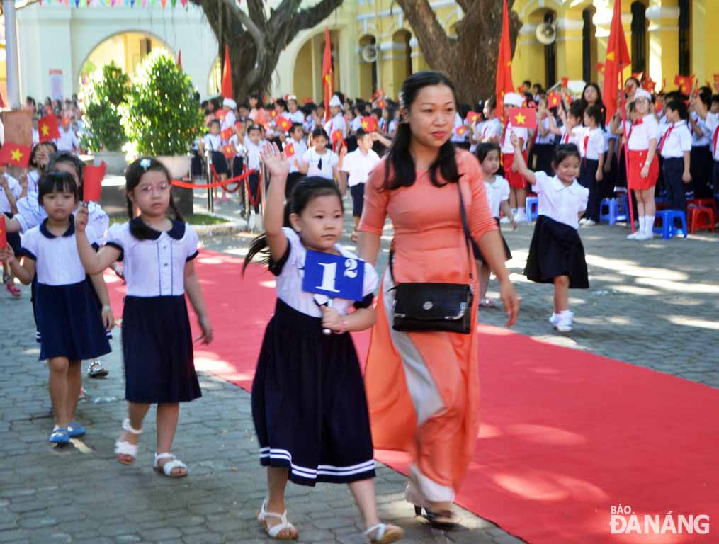 Lễ đón các em học sinh lớp 1 tại Trường Tiểu học Phù Đổng. Ảnh: Đoàn Lương