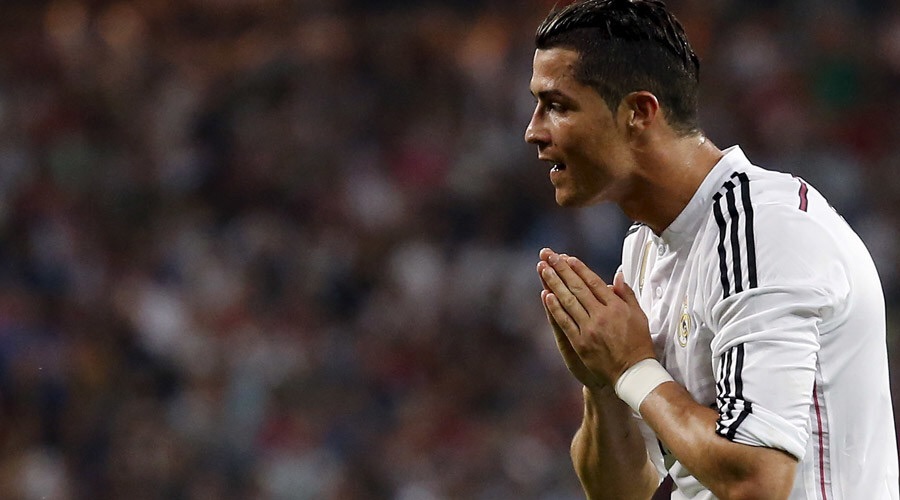 Ngôi sao bóng đá thế giới, Cristian Ronaldo, thương hiệu của CLB Real Madrid tưởng niệm những người thiệt mạng trong hành trình di tản đến châu Âu. Ảnh: RT