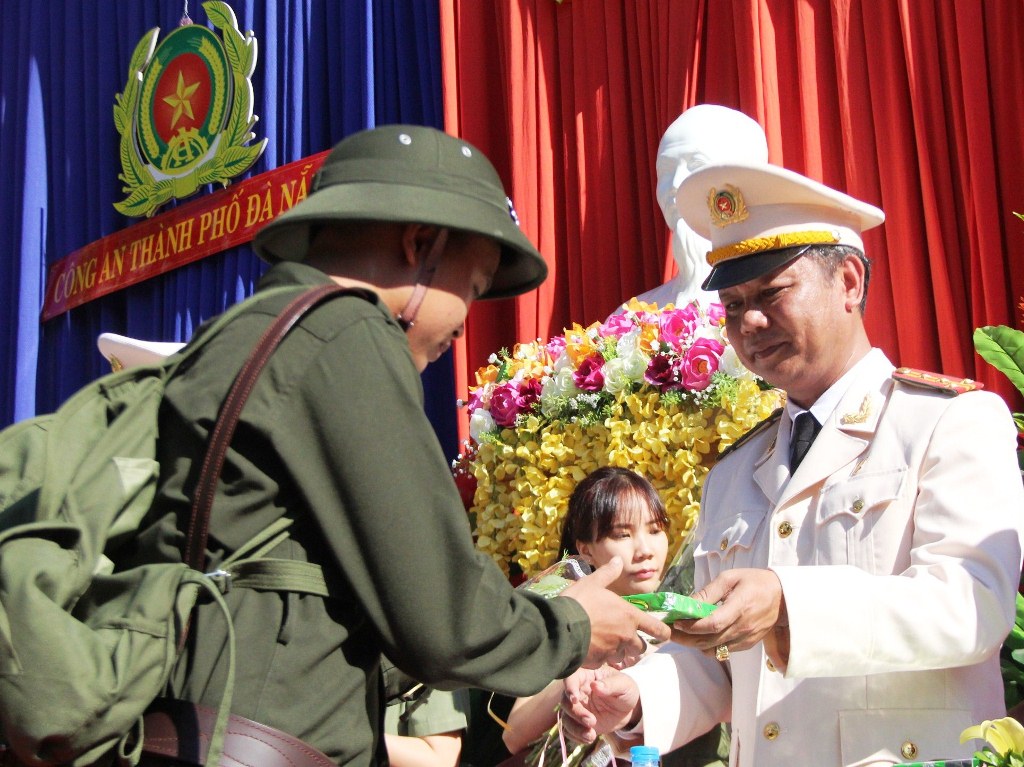 Đại tá Lê Thanh Hải, Phó Giám đốc Công an thành phố Đà Nẵng tặng quà động viên các chiến sĩ mới. 