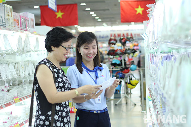 Nhân viên Co.opMart Đà Nẵng hướng dẫn người tiêu dùng lựa chọn sản phẩm.