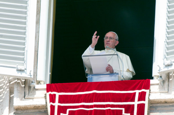 Giáo hoàng Francis đã kêu gọi các nhà thờ, giáo xứ, tu viện và thánh đường Châu Âu hãy tiếp nhận mỗi cơ sở một gia đình nhập cư, ngày 6-9-2015. Ảnh: NYT.