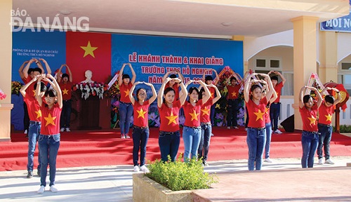 A musical performance at the Ho Nghinh Junior High School’s opening ceremony 