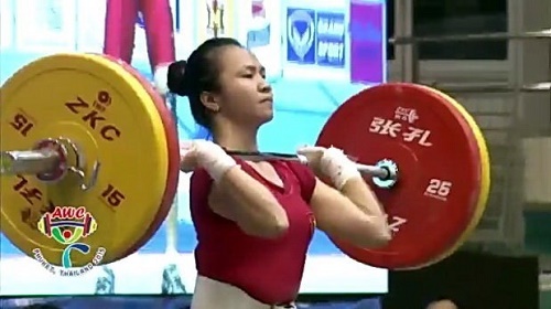 Vuong Thi Huyen competes at the ongoing 2015 Asian Weightlifting Championships in Phuket Thailand. (Source: VNA) 