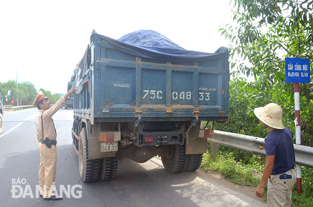 Cảnh sát giao thông Trạm cửa ô Hòa Nhơn kiểm tra, xử lý xe ben vi phạm trên tuyến quốc lộ 14B.