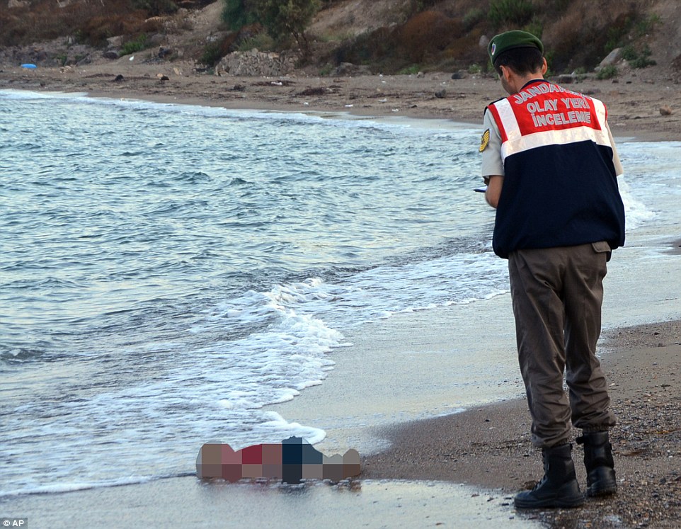 Hình ảnh thi thể Aylan Kurdi bé nhỏ trôi dạt vào bờ biển Thổ Nhĩ Kỳ, nằm úp mặt trong dòng nước lạnh ngắt xoáy quanh, đã khắc sâu vào trong tâm khảm của nhiều tấm lòng nhân đạo trên khắp thế giới. Hình ảnh thương tâm một lần nữa lột tả hành trình tị nạn đầy khắc nghiệt của lớp người di cư trong thời gian gần đây.