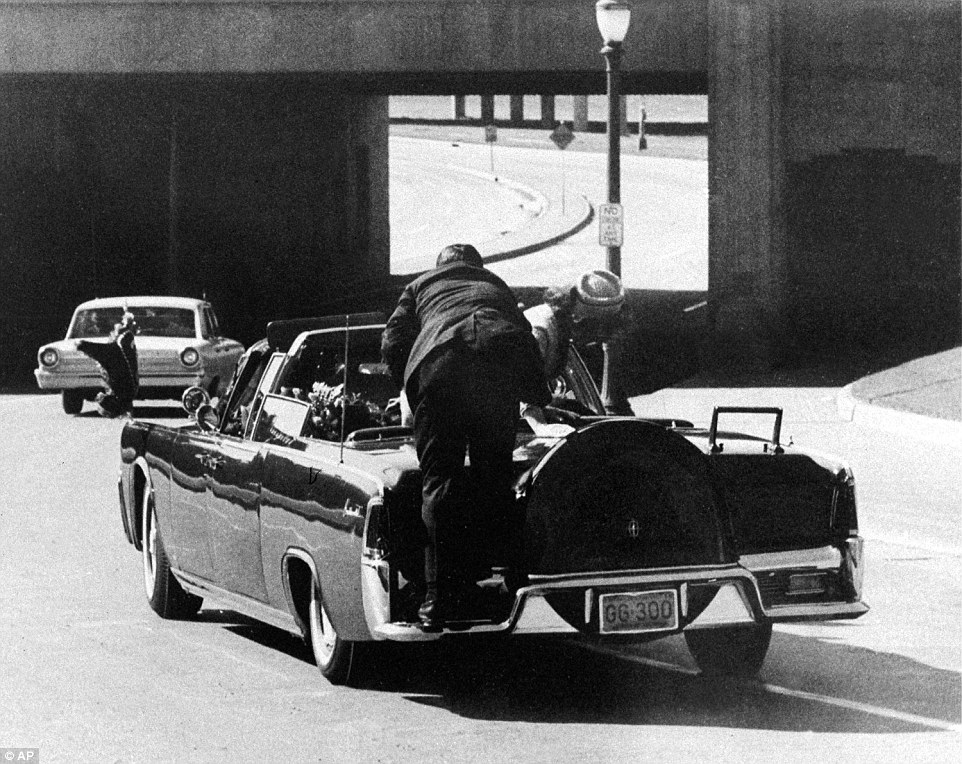 Tổng thống John F Kennedy bị ám sát ngày 22-11-1963 tại Dallas, Texas. Trong bức ảnh này, ông bị rơi xuống ghế sau của chiếc limousine khi xe tăng tốc dọc đường Elm Street sau vụ nổ súng kinh hoàng. Vợ ông, bà Jacqueline, dựa hẳn vào ông khi mật vụ Clinton Hill bám sau xe. Cho tới ngày nay, nhiều thuyết âm mưu đã được đưa ra xoay quanh cái chết của vị tổng thống trẻ tuổi, lôi cuốn, giàu có, mang tầm ảnh hưởng lớn đối với nước Mỹ một thời.