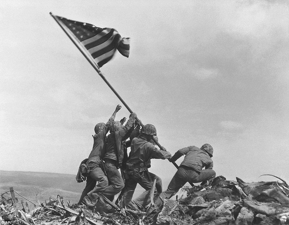 Khoảnh khắc 5 lính thủy quân lục chiến và 1 lính hải quân Mỹ cùng nâng lá cờ Mỹ trên đỉnh Suribachi trên đảo Iwo Jima của Nhật Bản được chụp vào ngày 23-2-1945. Bức ảnh đã mang lại niềm hy vọng lớn lao đối với nhân dân Mỹ về việc quân đội Nhật Bản sẽ sớm bại trận trong Thế chiến II. Do vậy, hàng triệu người Mỹ đã đổ xô mua trái phiếu chiến tranh giúp đất nước giành chiến thắng cuối cùng. Ở Mỹ, bức ảnh được coi là một trong những hình ảnh chiến tranh có ý nghĩa và được biết đến nhiều nhất, và có thể là bức ảnh được tái bản nhiều nhất mọi thời đại.