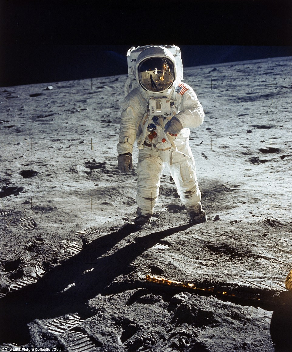 Ngày 20-7-1969, phi hành gia Buzz Aldrin của tàu Apollo 11 đã đặt chân lên Mặt trăng. Chiếc mũ của ông đã phản chiếu hình ảnh của Neil Armstrong và module Mặt trăng trong lần đi bộ đầu tiên trên bề mặt của Mặt trăng. 19 phút trước đó, Armstrong là người đầu tiên đặt chân lên Mặt trăng, tuyên bố: “Một bước đi nhỏ của một người nhưng là một bước nhảy vọt khổng lồ của nhân loại”.  Thành công này đã đánh dấu một bước ngoặc cho cuộc chạy đua không gian với siêu cường quốc Nga, qua đó giới thiệu những ưu việt của công nghệ vũ trụ Mỹ khi dự án Apollo được xem như một bước đi quan trọng trong việc khám phá hệ Mặt trời.