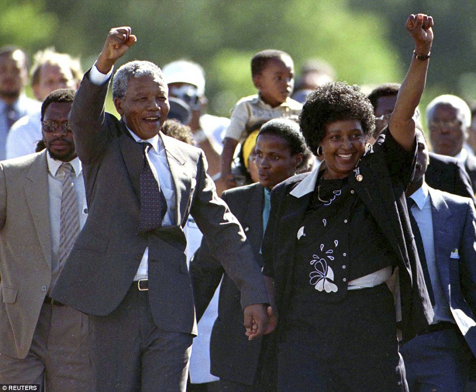 Ngày 11-2-1990, khoảng 2.000 người đã cổ vũ, đón chào nhà lãnh đạo Nelson Mandela ra tù sau 27 năm bị giam giữ. Ảnh chụp ông Nelson Mandela sánh bước bên vợ Winnie cùng người ủng hộ đi bộ bên ngoài nhà tù Victor Verster ở Paarl, gần Cape Town, Nam Phi. Việc ông được thả ra khỏi tù đánh dấu bước khởi đầu dẫn tới cuộc bầu cử đầu tiên tại Nam Phi vào năm 1994, chấm dứt nhiều năm đàn áp chủng tộc và bạo lực liên miên. Năm đó, ông trở thành tổng thống da đen đầu tiên của Nam Phi, sau nhiều thế kỷ người da trắng cai trị.