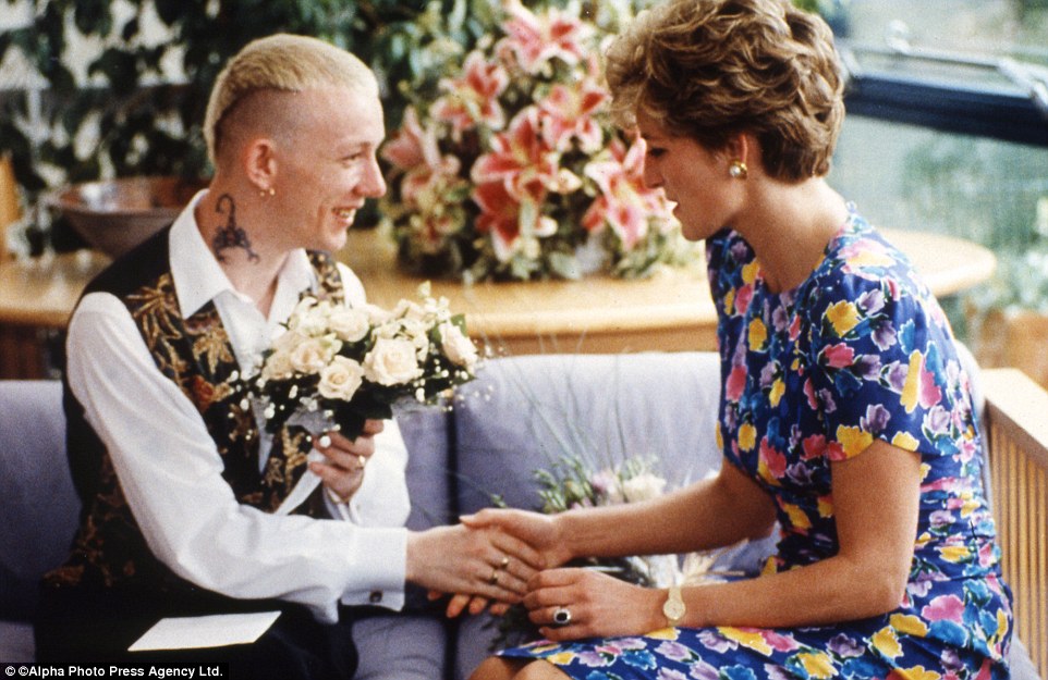 Công nương Diana bắt tay một bệnh nhân AIDS, anh William Drake, khi đến thăm trung tâm London Lighthouse chuyên chăm sóc những bệnh nhân mắc căn bệnh thế kỷ tháng 7-1992. Đầu những năm 1990, sự kích động và thành kiến đối với HIV và AIDS đang ở đỉnh điểm. Công nương Diana là người bảo trợ cho Quỹ phòng chống AIDS quốc gia năm 1991 cho đến khi qua đời năm 1997. Với cái nắm tay đơn giản, nhưng ấm áp tình người, công nương Diana đã làm thay đổi thái độ của hàng triệu người đối với AIDS, xóa bỏ sự kỳ thị với căn bệnh nguy hiểm này.