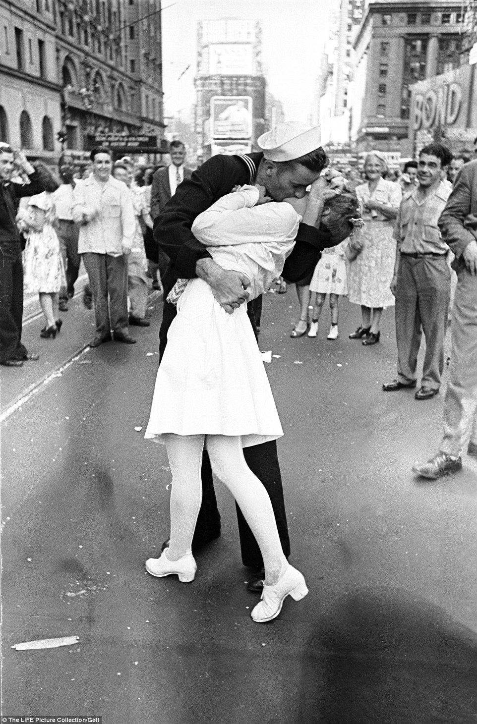 Ngày 14-8-1945, nhiếp ảnh Alfred Eisenstaedt đã chụp được bức ảnh để đời “Nụ hôn ở Quảng trường Thời đại”. Bức ảnh ghi lại cảnh một thủy thủ và nữ y tá trao nhau nụ hôn say đắm với vòng ôm ấm áp trong thời khắc ăn mừng phát xít Nhật đầu hàng quân Đồng minh ở Quảng trường Thời đại, New York, Mỹ. Tuy nhiên, cho tới nay, 2 nhân vật chính trong bức ảnh vẫn còn là điều bí ẩn.