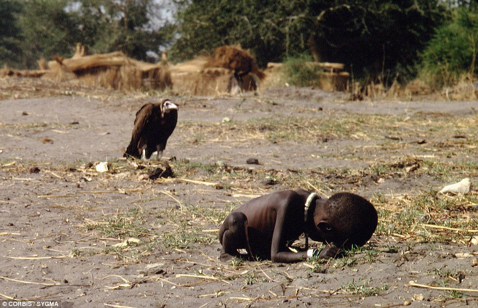 Bức ảnh “Kền kền chờ đợi” của phóng viên ảnh người Nam Phi Kevin Carter đã gây chấn động dư luận sâu sắc. Bức ảnh từng đoạt giải Pulitzer - giải thưởng báo chí uy tín nhất của Mỹ - khắc họa một cách dữ dội nhất thực tế thảm khốc nạn đói ở Sudan năm 1993.  Trong ảnh, một đứa trẻ với thân hình gầy gò gần như sắp chết đang cố lê mình tới một trung tâm cứu trợ. Cạnh em là một con kền kền đang chờ đợi “con mồi” ngã gục để trở thành bữa ăn tiếp theo của nó. Tờ The New York Times đã đăng bức ảnh này lần đầu tiên vào ngày 26-3-1993.