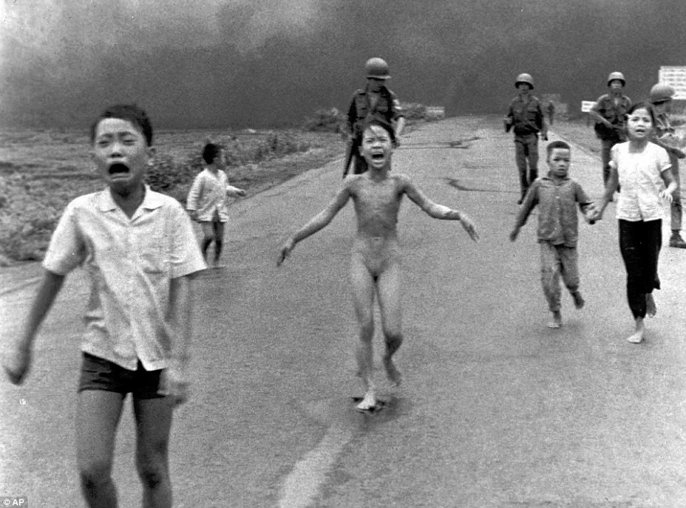 Nhiếp ảnh gia Nick Út gây chấn động dư luận thế giới với tác phẩm “Em bé Napalm”. Bức ảnh phản ánh gương mặt sợ hãi của bé Kim Phúc (9 tuổi) vừa chạy vừa khóc trên đường do ngôi làng của em bị dội bom Napalm năm 1973. Bức ảnh đã phơi bày một phần sự tàn khốc của cuộc chiến tranh mà Mỹ tiến hành ở Việt Nam và nhiều người cho rằng chính hình ảnh đó đã thúc đẩy tiến trình chấm dứt cuộc chiến đau thương này.