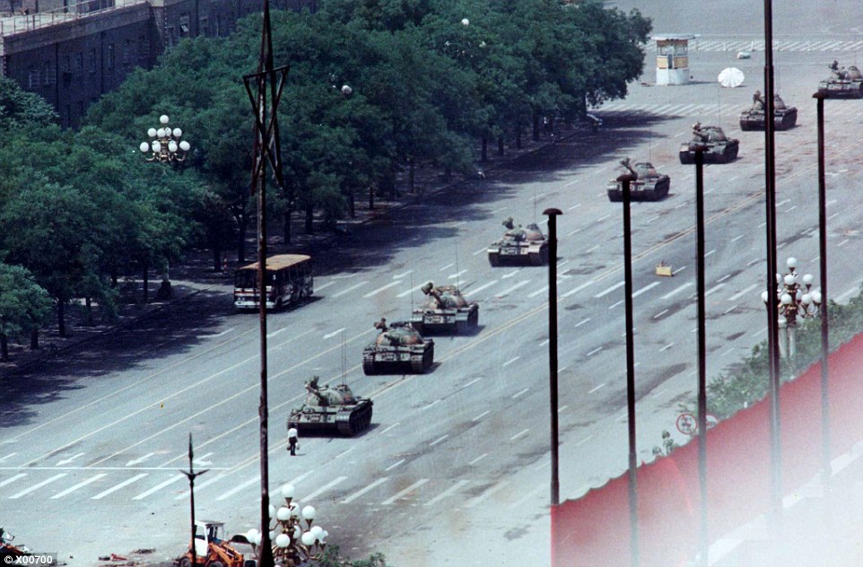 Một người Bắc Kinh mà tới nay vẫn không ai biết tên tuổi đã một mình dũng cảm đứng chặn hàng xe tăng đang tiến lên trong cuộc biểu tình và bạo động ở quảng trường Thiên An Môn, Trung Quốc, vào tháng 6-1989.  Một phóng viên nước ngoài đã chụp lại khoảnh khắc chấn động này. Hình ảnh người thanh niên trong chiếc áo sơ mi trắng, không một tấc sắt trong tay, dám lấy thân hình bé nhỏ của mình chặn đoàn xe đang sừng sững tiến đến diễn tả một sự tương phản sâu sắc về sự không cân sức giữa chính quyền Trung Quốc và những học sinh, sinh viên yêu nước.