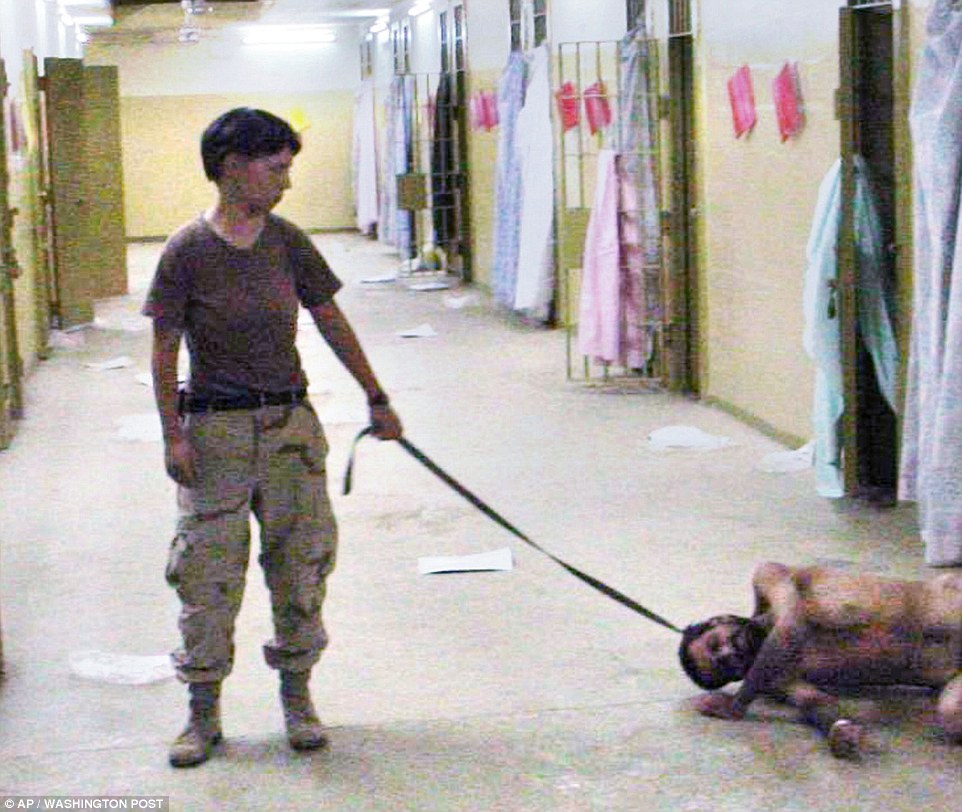 Bức ảnh lột tả một cách chân thực nhất về hành vi tra tấn và ngược đãi tù nhân của quân đội Mỹ tại nhà tù Abu Ghraib, Iraq. Trong ảnh, một tù nhân bị dắt đi bằng xích chó. Đây được coi là hình ảnh khiến cả nước Mỹ phải xấu hổ khi những việc lạm dụng thể chất và tinh thần, hãm hiếp, tra tấn, sỉ nhục tù nhân đã bị phơi bày ra ánh sáng.
