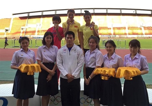 Nguyen Thi Oanh and Le Thi Mong Tuyen receive medals. (Source: fb)