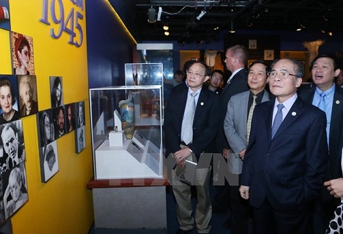 NA Chairman Nguyen Sinh Hung visits American Museum of National History (Source: VNA)