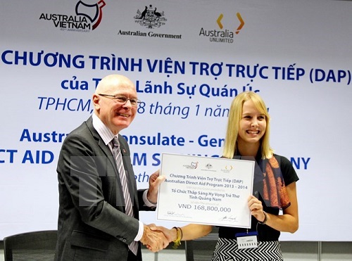 Australian Consul Genreral John Mc Anulty presents DAP fund for an organisation assisting children in Quang Nam