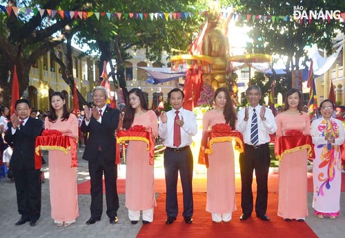  Municipal Party Committee Deputy Secretary Nguyen Xuan Anh at the ‘Phu Dong Thien Vuong’ (Saint Giong) statue