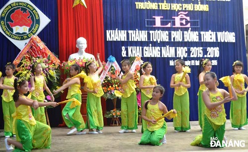     A dancing performance by pupils from Phu Dong Primary School