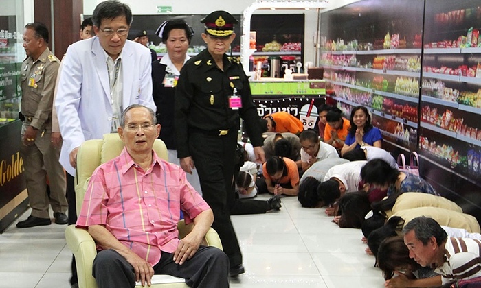 Người dân Thái Lan thể hiện sự tôn khính đức vua tại siêu thị 