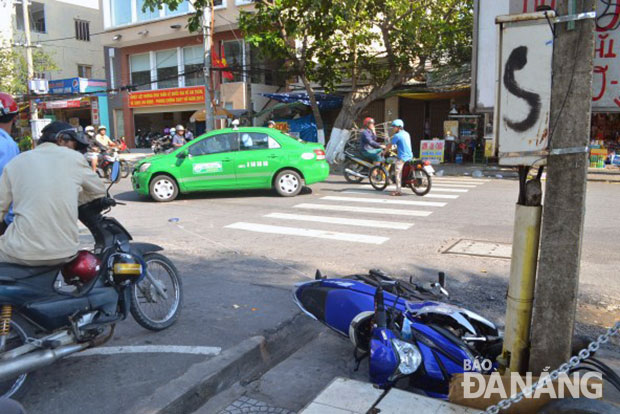 Một vụ tai nạn giao thông giữa xe taxi và xe máy trước Ga Đà Nẵng.