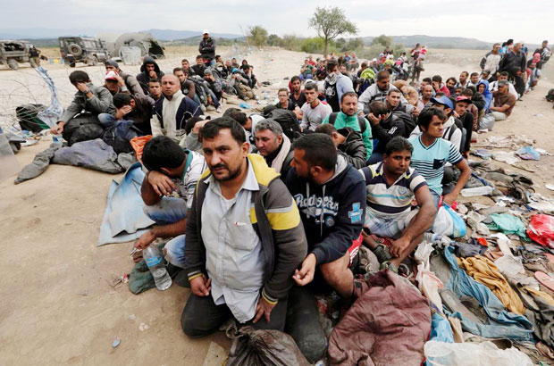Dòng người nhập cư chờ đợi để băng qua biên giới Hy Lạp và Macedonia.	          Ảnh: Reuters