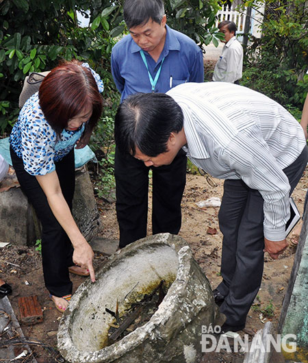 Cơ quan chức năng kiểm tra ổ bọ gậy tại khu vực có dịch.