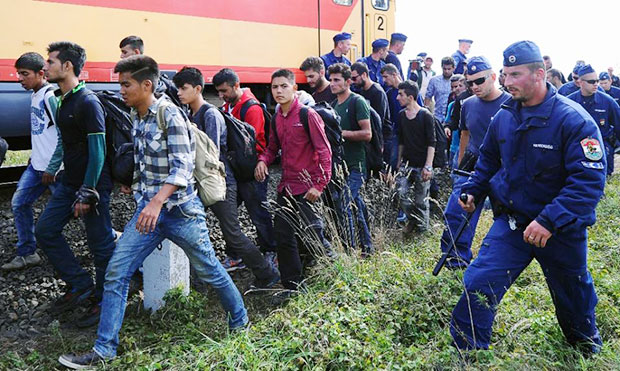 Khoảng 400-500 người nhập cư đã băng qua hàng rào cảnh sát tại thị trấn Roszke ở biên giới giữa Hungary và Serbia.	 					Ảnh: AFP