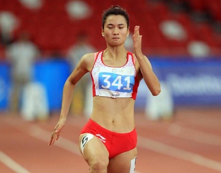 Nguyen Thi Oanh wins the women's 200m gold imedal at the Thai Open Track and Field Championships on Sept. 8 (Photo: thethaovietnam.vn)