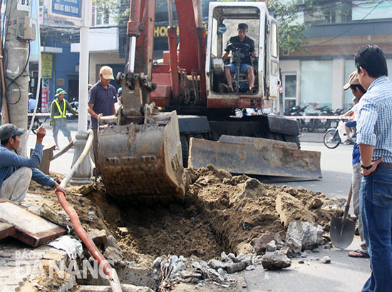 Đơn vị thi công đang đào vỉa hè, bó vỉa đường Lê Duẩn phục vụ hạ ngầm lưới điện.