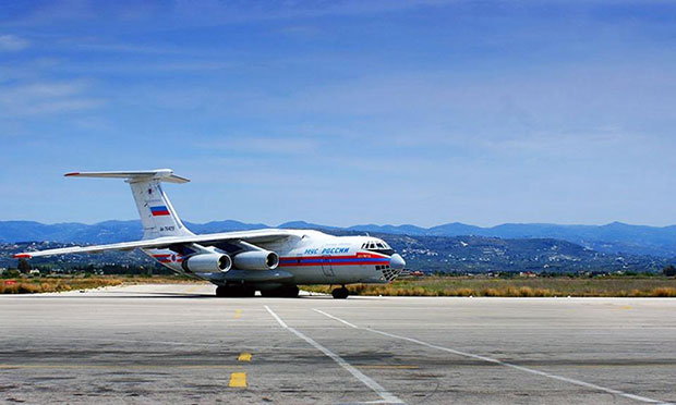 Bức ảnh do một hãng thông tấn công bố ngày 15-4-2014 cho thấy một máy bay của Nga chở 15 tấn hàng viện trợ đến sân bay quốc tế ở thành phố Latakia của Syria.  								     Ảnh: AFP