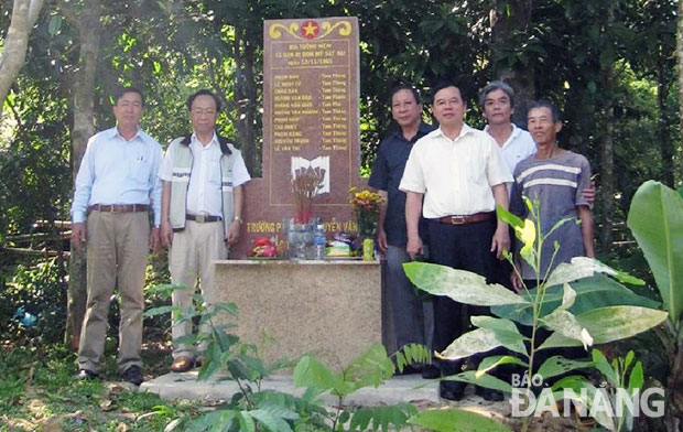 Lãnh đạo huyện  Phú Ninh cùng cựu thầy trò nhà trường tại Bia tưởng niệm. 	                               (Ảnh tư liệu)