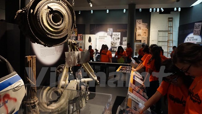 Phần còn lại của chiếc máy bay được trưng bày ở bảo tàng báo chí Newseum ở Washington DC.